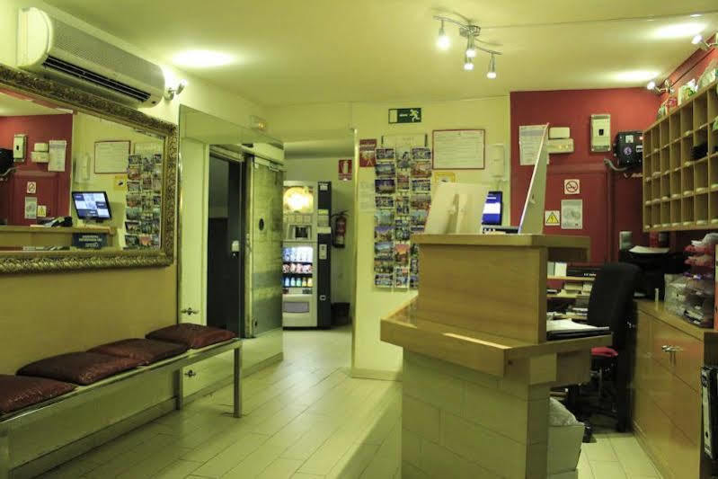 Inter Puerta Del Sol Pension Madrid Bagian luar foto